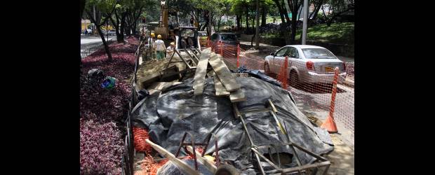 Daño quedará superado hoy | Manuel Saldarriaga | Se espera que hoy en la noche quede listo el pavimento en este sector de la avenida El Poblado, donde se presentó una falla en la tubería de EPM.