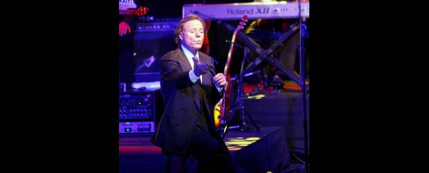 Julio Iglesias se reescribe | Cortesía | Después de tres años de no estar en Colombia, el artista se presenta hoy en el Teatro Jorge Eliécer Gaitán de Bogotá. Dice que volvió al estudio de grabación para volver a grabar, con una mejor voz, sus éxitos más reconocidos.