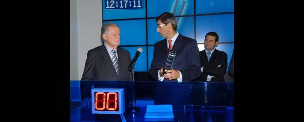 Acción de Aval llegó a la bolsa con alza de 1,15% | Cortesia | El presidente de la Bolsa de Colombia, Juan Pablo Córdoba, le dio la bienvenida a la acción preferencial del Grupo Aval. A la izquierda, Luis Carlos Sarmiento y, a la derecha, el presidente del grupo, Luis Carlos Sarmiento Gutiérrez.