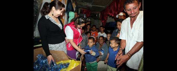 El afecto llegó con ropa y juguetes | Jaime Pérez | Felices se pusieron las madres y los niños con la presencia de la Fundación María Luisa Moreno. Es una zona llena de carencias, en la que abundan los desempleados, las madres cabezas de hogar y muchos desplazados.