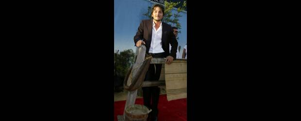 Diego Luna ya salió del hospital | Archivo | Un golpe sacó al actor de las tablas. Aún sigue lesionado.