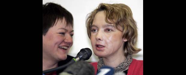 El rostro científico de Amiens | Archivo | Febrero 7 de 2006. La doctora Testelin junto a Isabelle Dinoire, la primera persona en recibir un transplante de cara.