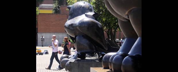 La narración de la Casa de la Memoria | Julio César Herrera | En el Parque de San Antonio se encuentra uno de los iconos de la memoria del conflicto armado de la ciudad. El pájaro de Botero, destruido con explosivos, ocasionó la muerte de 23 personas en junio de 1995. La obra destruida, junto a un pájaro similar al destrozado que donó Fernando Botero cinco años después, es referencia al momento de reflexionar sobre la violencia desde el arte.