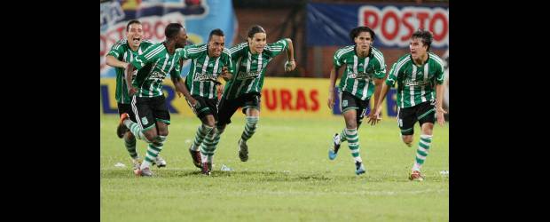 Como aquel 31 de mayo ... | Juan Antonio Sánchez, Enviado Especial, Cúcuta | Después del sufrimiento en los 90 minutos para vencer 2-1 al Cali y forzar la lotería de los penaltis, los jugadores de Nacional terminaron festejando la clasificación para la semifinal de la Liga Postobón-I, en la que se medirán al Tolima.