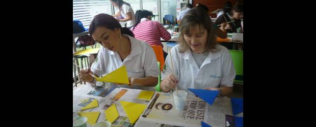 Voluntarios apoyan la creación de empresas | Cortesía | Cada 15 días, los voluntarios de Dividendo por Colombia se reúnen y con la ayuda de un tallerista, elaboran material didáctico para las aulas de clase. Ellos tienen la oportunidad de ir a las Instituciones Educativas, hacer la entrega del material y compartir con los niños que se verán beneficiados de su aporte.