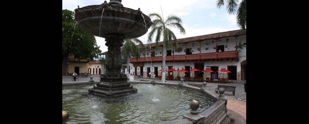 No más puentes con sequía: santafereños | Fotos Robinson Sáenz, Enviada Especial, Santa Fe De Antioquia | Al sector histórico y central, el más frecuentado por los turistas, se presta más cuidado en su presentación y aseo, pero cuando hay aglomeración de personas muy pronto se pierde la limpieza. En el parque deslucen los negocios de ventas que todo el día están cubiertos por plásticos negros para abrirlos de noche.