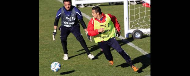 Chile-Venezuela: con pinta de buen partido | Iván Alvarado, Reuters- Mendoza, Argentina | Una de las figuras de Chile, Alexis Sánchez, con el balón en las barbas del portero suplente Miguel Pinto. Los chilenos tienen claro que deben derrotar a Venezuela, sin quieren estar en las semifinales de la Copa América.