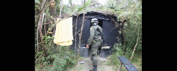 La Policía descubrió refugio de 'la Oficina' | Cortesía Policía | La Policía busca en el campamento más pistas sobre alias "Sebastián".