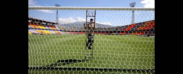 Verde esperanza, adentro y afuera | Manuel Saldarriaga | Todos los días, a la grama verde del estadio Atanasio Girardot se le da el mantenimiento de rigor para que permanezca así, como un verdadero tapete en el que se puede jugar el mejor fútbol. La labor se extiende a los demás implementos que hacen parte de la cancha. Afuera, la labor es idéntica.