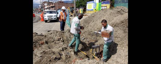 Incidente con tubería de gas asustó a sector de Envigado | Julio César Herrera | Aunque fue más el susto de los vecinos, la ruptura de esta tubería de gas alertó a Metroplús sobre el peligro de algunas redes de menos profundidad.