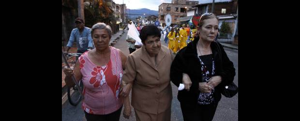 Chepita lleva el peso de 48 años con la Milagrosa | Edwin Bustamante | A la izquierda Chepita, quien organiza la procesión con la que finalizan tres meses de llevar el mensaje de María a los hogares de cuatro barrios del sur.