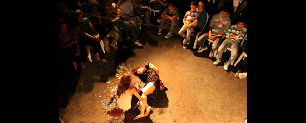 La sangre fluye como las personas | Julio César Herrera | La sangre es una obra original del dramaturgo Sergi Belbel, que toca la temática del secuestro, desde una mirada real, donde se involucra al público como espectador y testigo, que debe cambiar de espacio. Se aconseja no llevar niños y reservar. Por el movimiento hay cupo limitado. Informes: 444 42 89