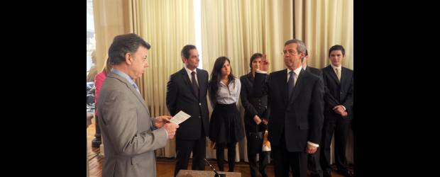 Lucha contra corrupción no es un falso positivo | Presidencia De La República | Este es el momento en que el presidente Juan Manuel Santos le toma el juramento al nuevo ministro de Justicia, Juan Carlos Esguerra, quien tendrá la tarea de defender el proyecto de la reforma del sector ante el Congreso.