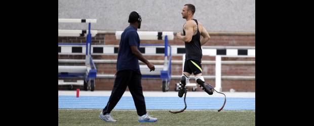 Las luces apuntan a Pistorius y sus piernas biónicas | Max Rossi, Reuters, Daegú, Corea Del Sur | El sudafricano Óscar Pistorius sufrió la amputación de las dos piernas por debajo de la rodilla antes de cumplir el año de vida debido a que nació sin peronés. Hoy es uno de los mejores atletas de su país, y competirá esta noche en los 400 metros planos del Mundial de atletismo de Corea del Sur.
