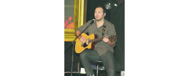 Santiago se hizo oír para luego dejarse ver | Archivo | Acústico real y en vivo, Cruce de caminos es el nuevo proyecto de Santiago Cruz, que presenta sus canciones en un estuche con CD y DVD.