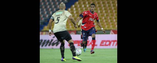 El proceso del Teacher arrancó con una victoria | Hernán Vanegas | Santiago Tréllez, en la acción ante Elkin Serrano, ajustó el quinto gol este año con Medellín. Se lo dedicó a la familia (su papá John Jairo estaba en las graderías) y comentó que "fue muy importante empezar ganando para que el equipo se tome confianza y empiece a demostrar que tiene un buen grupo".