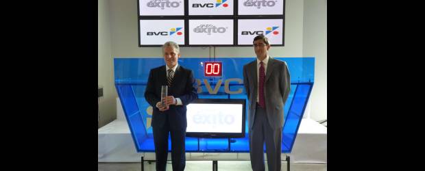 Accionistas de Éxito ya se ganan el 5,57% | Cortesía Bvc | El presidente Operativo del Éxito, Carlos Mario Giraldo Moreno, y el presidente de la Bolsa de Valores de Colombia, Juan Pablo Córdoba.