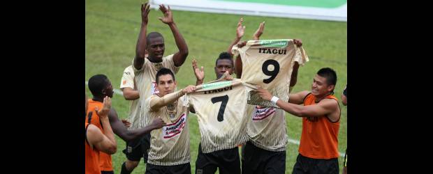 Águilas y naranjas buscan el sosiego | Juan Antonio Sánchez | Los jugadores de Itagüí y su muestra de solidaridad con sus compañeros.