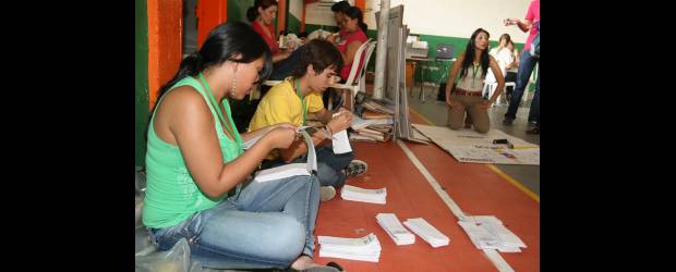 Muchos ojos siguen el escrutinio en Sabaneta | Juan Antonio Sánchez | La agitación del domingo y el lunes contrasta con la calma que se vivió en la jornada de ayer en el proceso de escrutinio en Sabaneta. Las campañas de Iván Alonso Montoya y Gloria Díez rechazaron el resultado por posibles anomalías.
