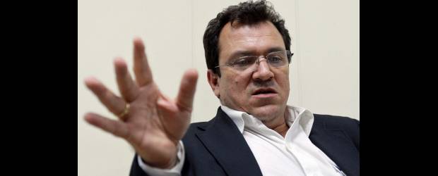 Alcalde vincula a empresa de transporte con bandas | Archivo | El alcalde de Medellín, Alonso Salazar, denunció públicamente supuestos vínculos de bandas criminales con una empresa de transporte de la zona noroccidental de Medellín, en la que mediante presiones a pequeños propietarios los obligan a vender sus vehículos y participación dentro de la empresa.