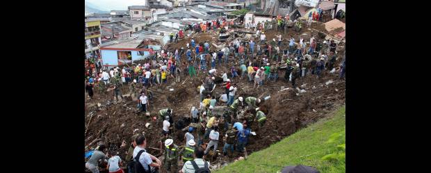 Alud en Manizales ya deja 21 muertos | Colprensa | Los vecinos del barrio Cervantes, de Manizales, observan la remoción de tierra y lodo que permite las tareas de búsqueda de sobrevivientes o cuerpos sepultados por el alud. Al cierre de esta edición se reportaba el hallazgo de 21 cadáveres.