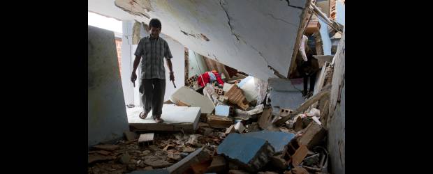 Pólvora causó ya la primera tragedia | Esteban Vanegas | A la vista de los habitantes del barrio Villatina de Medellín, quedó ayer en la mañana la escena de destrucción en dos casas luego de la explosión que los aturdió en la noche y los hizo pensar por momentos en una bomba.