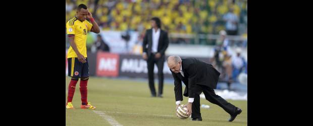 No es para fusilar a Leonel: Maturana | John Vizcaino, Reuters-barranquilla | Dos técnicos, buenos exfutbolistas: Alejandro Sabella (Argentina) y Leonel Álvarez (Colombia). Quien se rasca la cabeza es el lateral colombiano Camilo Zúñiga. Tanto Sabella como Álvarez son técnicos que apenas hacen sus primeras armas al frente de los combinados de Argentina y Colombia, respectivamente.