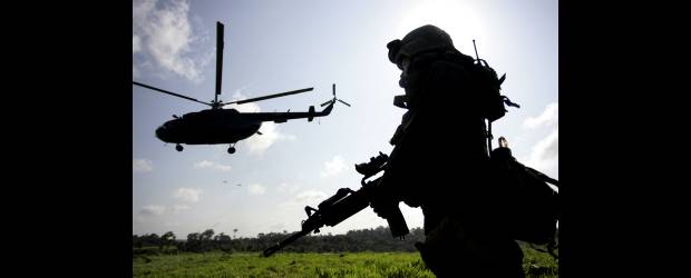 Plan de guerra, con receta en cada zona de conflicto | Archivo | La nueva estrategia militar pretende contrarrestar los métodos adoptados por guerrillas y bandas criminales para eludir la ofensiva, como el plan "Renacer" que alias "Alfonso Cano" introdujo a las Farc desde 2008.