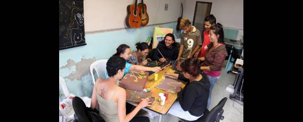 Porque es entre todos que se hace futuro | Manuel Saldarriaga | El grupo que trabaja en la corporación lo conforman unas diez personas. Y aunque se centran en la comuna 6, hay barrios cercanos que también se benefician. Han hecho convenios para trabajar con la comuna 5 y 7, por ejemplo.