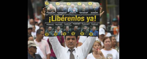 Sin unanimidad, la marcha agitó la red | Hernán Vanegas Ochoa | En la marcha hubo largos ratos de silencio y otros en los que los pitos produjeron estridencia. Entre las consignas que gritaron los asistentes, libérenlos ya fue una de las más recurrentes. No más Farc y los queremos vivos, libres y en paz también fueron frases repetitivas durante el recorrido.