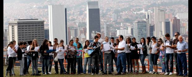 Son paisas, son turistas y hablan inglés | Jaime Pérez | La tarde del domingo fue elegida para visitar el Pueblito Paisa en el Cerro Nutibara. Luego de varias rondas lúdicas y de intercambiar presentaciones en inglés, los asistentes cantaron Thank God it´s Christmas (gracias a Dios es Navidad).