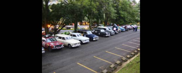 Los Volvo históricos hacen camino | Un verdadero tesoro para los coleccionistas de esta marca sueca son estos vehículos que cuentan una historia cada uno. Son 90 los autos que ruedan.