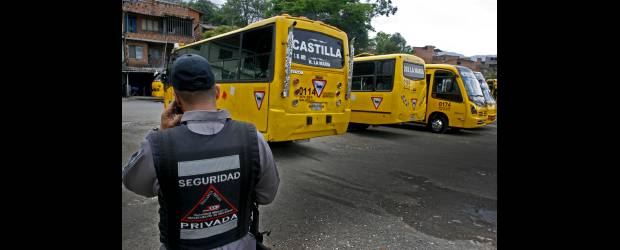 Fin de efectivo en buses sería el freno a vacunas | Archivo | Mientras la Administración Municipal retoma la iniciativa de eliminar el manejo de dinero en efectivo en el pago del transporte público, en las comunas Castilla y Doce de Octubre, donde en los pasados días delincuentes intentaron quemar dos vehículos, la Policía y compañías de vigilancia de la empresa afectada han reforzado la seguridad en la ruta y los paraderos.