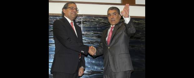 Sura reformaría pensiones | Julio César Herrera | Giri Jadea, representante de la IFC en Colombia, izquierda, formalizó ayer ante David Bojanini, presidente de Grupo Sura, el ingreso de la entidad multilateral como co-inversionista en la compra de activos a ING en Latinoamérica.