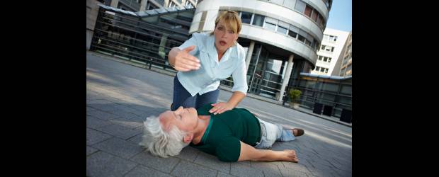 Qué hacer con un epiléptico | Archivo | Los neurólogos recomiendan evitar que el paciente se golpee y recostarlo del lado izquierdo; no halar el dedo ni introducir cosas en la boca.