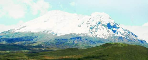 Gustavo González Gaviria | Al fondo el volcán de Antisana. Miles de florecitas diminutas, cada una con su colibrí, en ninguna otra parte del mundo puede haber tanto colibrí junto, y cientos de aves llenan de melodías cada uno de los rincones de la planicie.