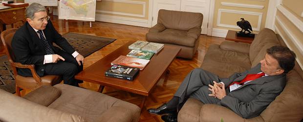 Uribe y Santos tuvieron su primera reunión de empalme | Cortesía Presidencia de la República | Álvaro Uribe Vélez y Juan Manuel Santos también hablaron sobre el tema de la elección del fiscal general de la Nación.