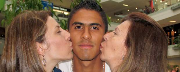La estirpe goleadora de tre tre...Tréllez | Wilson Díaz Sánchez | Compartir en familia, jugar play con los amigos e ir a cine, las distracciones más frecuentes de Santiago Tréllez. Lee libros de superación personal y psicología y en los próximos días tomará clases de inglés. Ayer estuvo toda la tarde en el centro comercial Santafé con su mamá Margarita y la abuela María Eugenia.