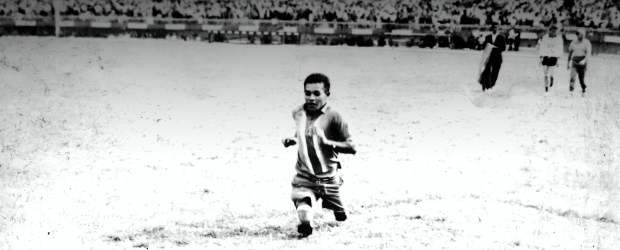 Por las manos mágicas de Apolo pasaron Garrincha y Pelé | Juan Fernando Cano | Hernando de J. Hernández Rojo, Apolo, camina en las rodillas desde los siete años de edad.
