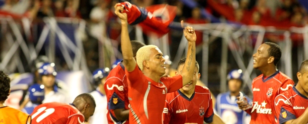 Barahona puso el moño rojo | Juan Antonio Sánchez | El panameño Nelson Barahona, quien apenas estuvo once minutos en la cancha, marcó el triunfo del Medellín mediante un tiro libre que dejó sin opción a Gastón Pezzuti, otro de los destacados del clásico. Aquí celebra con Bobadilla.