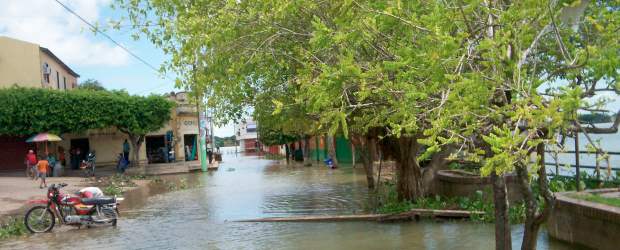 Ayapel, año y medio en emergencia invernal | Colprensa | En el municipio hay más de 200 casas que están a punto de caerse, los pisos de la gran mayoría se están dañando. Entre tanto, los comerciantes aseguraron que las ventas están muy mal debido a que los habitantes no tienen recursos y además por los mercados que envían las distintas organizaciones.