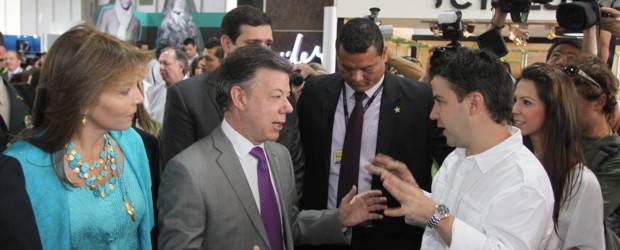 Presidente Santos reitera que Gobierno hará lucha frontal contra el contrabando | Hernán Vanegas | El presidente Juan Manuel Santos, en compañía de su esposa Clemencia Rodríguez, recorrió los pabellones de la feria y dialogó con algunos expositores.