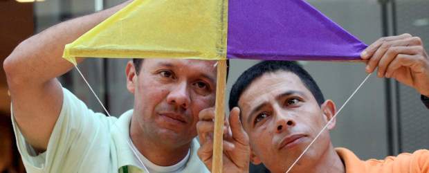 Las cometas todavía vuelan lejos | Jaime Pérez - Manuel Saldarriaga | Fidencio y Wilson son dos cometeros. Desde pequeños se encantaron con ellas y con el tiempo se han especializado. Cuentan que en Medellín hay varios clubes que se dedican al tema y varias personas que se profesionalizan