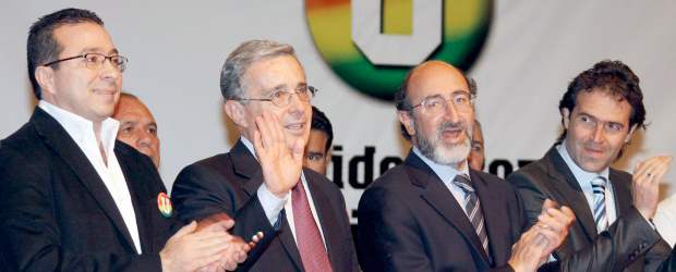 Hoy y mañana Uribe estará de campaña con los de la U | Archivo | De izquierda a Derecha: Carlos Mario Estrada, Álvaro Uribe Vélez, Juan Lozano y Federico Gutiérrez el pasado 18 de julio en la entrega de avales de la U.