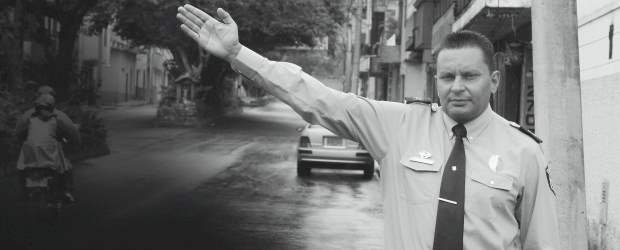 Pito, papel y lápiz para una profesión de "alto riesgo" | Juan Antonio Sánchez | Jairo Alberto Gaviria espera volver a las calles, a hacer pedagogía como guarda de tránsito. Así lo hacía hasta el pasado 3 de marzo, cuando un accidente lo dejó en mal estado para desempeñarse a cabalidad en su oficio.
