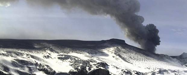 Espacio aéreo europeo comienza a recuperar la normalidad | AP | Sin embargo, el volcán Eyjafjallajokull de Islandia sigue emanando ceniza.