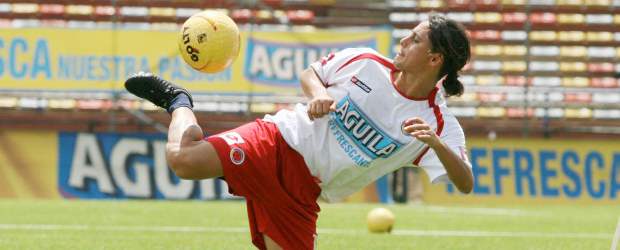 El Príncipe será verde, si el Junior permite | Archivo | El volante Giovanni Hernández tomó un segundo aire en semifinales y la final de la Liga Postobón-II y se puso de moda. Los últimos meses en Barranquilla no fueron los mejores y de ahí su deseo de tener un nuevo aire. Medellín es una plaza que siempre ha valorado su talento y con la que se siente agradecido.