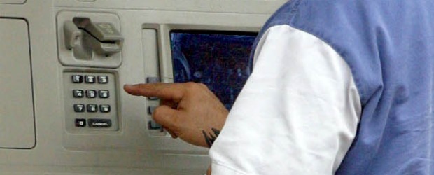 Comisiones de bancos superan los intereses | Archivo | Usar tarjeta en cajeros de otras entidades, entre comisiones bancarias.