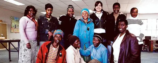 Diana hace empresa en Sudáfrica | Cortesía Iris Bar, Johannesburgo, Sudáfrica | Cada mañana en la sede de Equip Skills for Living, Diana Hoyos trabaja con las mujeres de Diepsloot. Excelentes bordadoras, que dejan parte de su afecto sudafricano en las prendas de My Latina. Joyce (arriba) es una de las que más ha avanzado en sus tareas como bordadora, antes reventaba muchos hilos. Diana le vio tantas ganas de mejorar, que la dejó seguir a su lado y hoy es una de las mejores. Nuzis Vusiso (abajo) es la más sonriente y joven. Su nombre quiere decir bendecida.