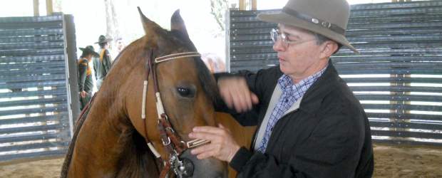 Uribe, el hombre que luce feliz en Hato Chico | León J. Saldarriaga L. | Álvaro Uribe cree que es mejor preparador que montador de equinos, en lo que lo superaron sus hermanos, y se propone cumplir un sueño porque lleva muchos años sin tener un caballo campeón. En la arena de Hato Chico, Uribe se transforma y con pocos gestos y palabras ejerce un raro dominio sobre el animal.